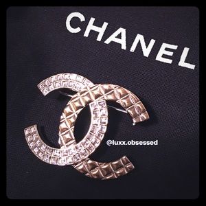 ❌SOLD❌ BNIB Classic small brooch w/gold crystals